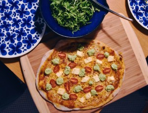 Pizza med fetaost, plommontomater och avokadokräm