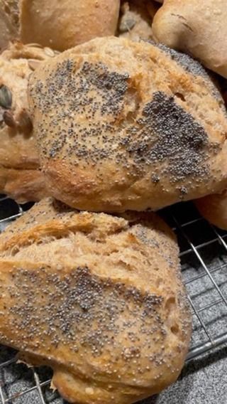 För er som bor i västermarkensvägförening så har ni möjlighet att beställa frallor till frukost följande dagar. 23/6, 29/6, 30/6, 5/7, 6/7 och 13/7. Beställningar tas gärna emot två dagar innan och det kommer även finnas frallor i en låda vid vår parkering(Marumsvästerled 38). Jag kan leverera frallor efter kl 8:30, bara inom vägföreningens område. Ha en underbar midsommar.