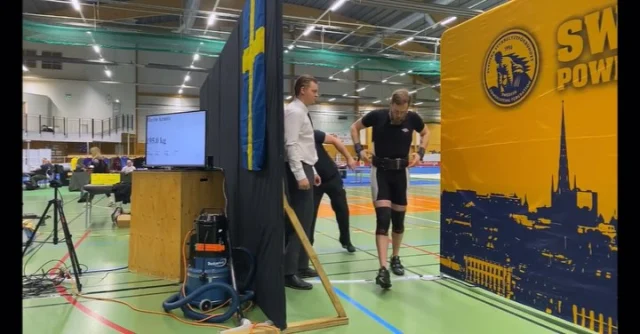 Helgens veteran SM i styrkelyft gick ok efter detta års rygg återhämtning. Det blev 190 i böj, 102,5 i bänk och 205 i mark och sedan gjorde jag ett försök på 235kg för att ta brons men den kom bara någon cm från golvet denna gång. Stort tack till min tränare och dotter Agnes @haestkraften och även tack till @oskar_tell som hjälpe mig just denna dag. Sedan vill jag tack Maja @_myphysio som har fått ryggen mm att fungera. Även ett tack till Delarua @dela_rua som fått mig hålla min vikt på en stabil platå och @huddingestyrkelyftklubb som anordnar en toppen tävling. #nattbagaren #styrkelyft #SM