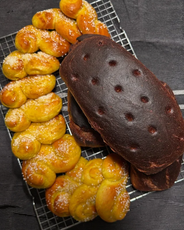 Sista brödbaket och bullbaket blev en omgång Vörtbröd och Saffransbullar. Recepten finns på min blogg nattbagaren.com. #nattbagaren #vörtbröd #saffransbullar