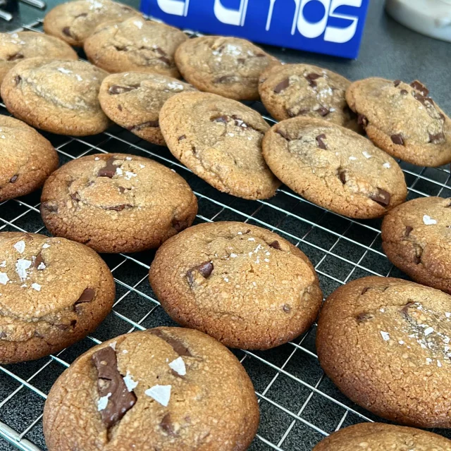 Fick i julklapp av min dotter @maja.rn @kajahengstenberg cookies&crumbs och här är min första omgång. Det blev en laddning ”Brown butter chocolate chip cookies”. #nattbagaren #chocolatechipcookies #kajahengstenberg