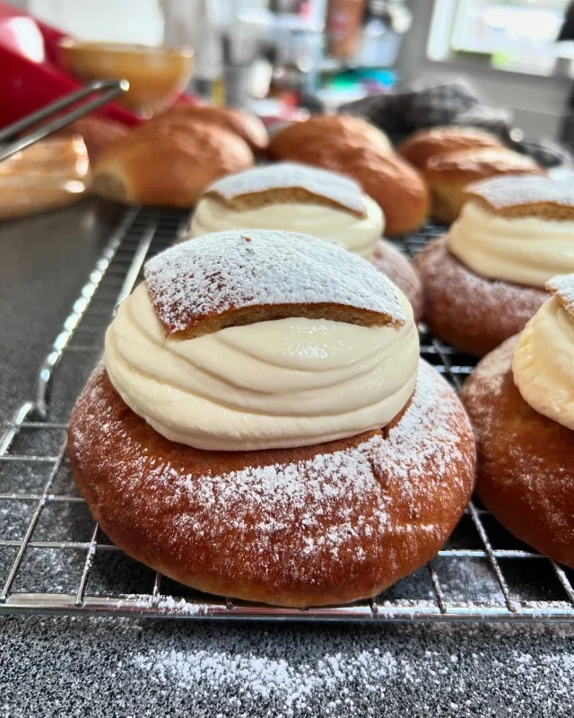 Årets första omgång med Semlor efter @sebastienboudet recept från hans receptbok Sébastiens vinter.  #nattbagaren #semlor