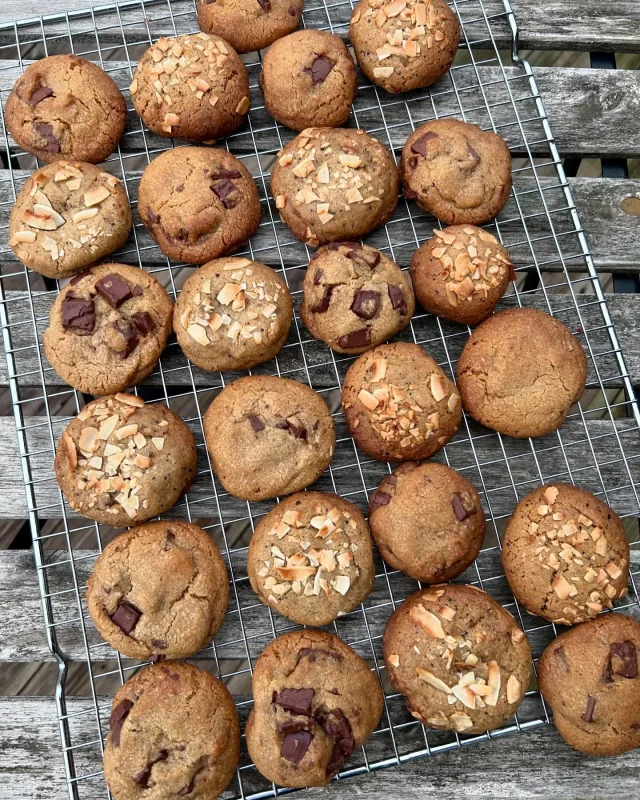 Då har jag gjort ytterligare en omgång ”Brown butter chocolate chip cookies” men även en omgång ”Cookies med kardemumma, kokos och kaffe” allt från @kajahengstenberg bok “cookies & crumbs” #nattbagaren #chocolatechipcookies #cookies