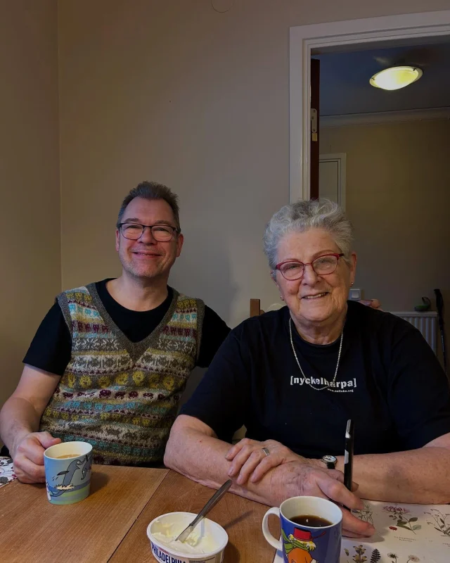 Har hjälp min mamma och Jan att få upp lite tavlor och gardiner samt att avnjuta en middag med dem. Samt jag fick säga hej till Kajsa ❤️ som gärna håller sig för sig själv.
